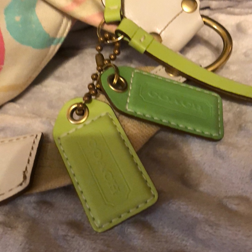 Coach 💯this bag is perfect for Spring🌺 or summer - Picture 3 of 8
